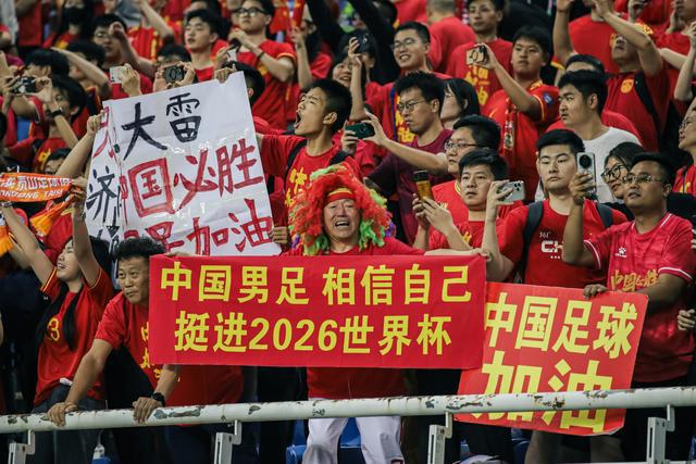 关于中国球队夺冠后喜极而泣，全场观众欢呼的信息