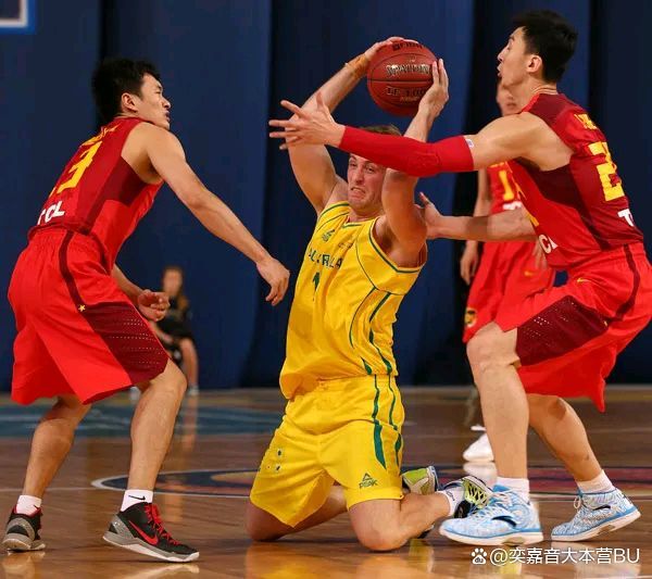 全球篮球赛中发生激烈争夺，胜负悬念