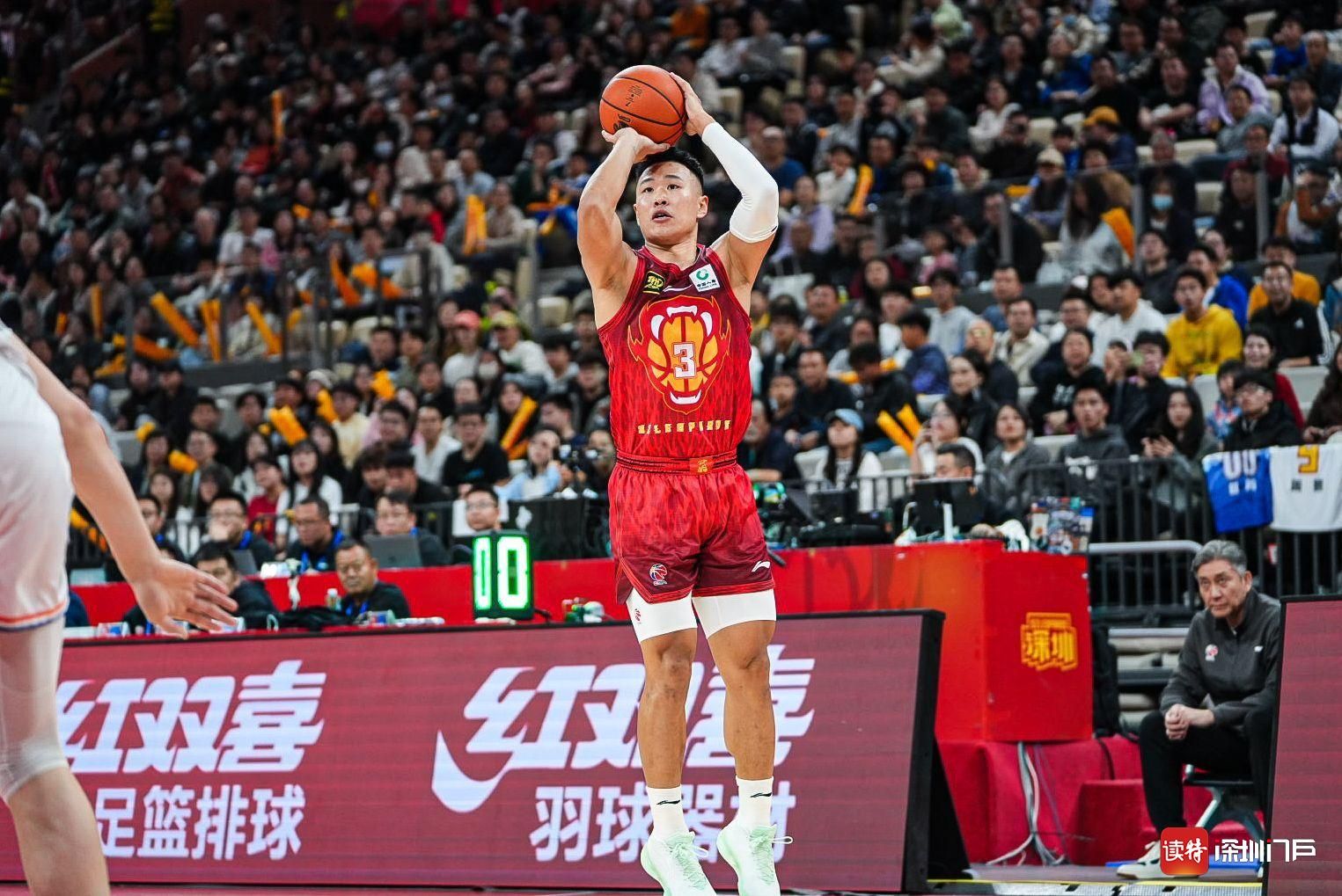 深圳球队取得惊艳胜利，赛事高潮