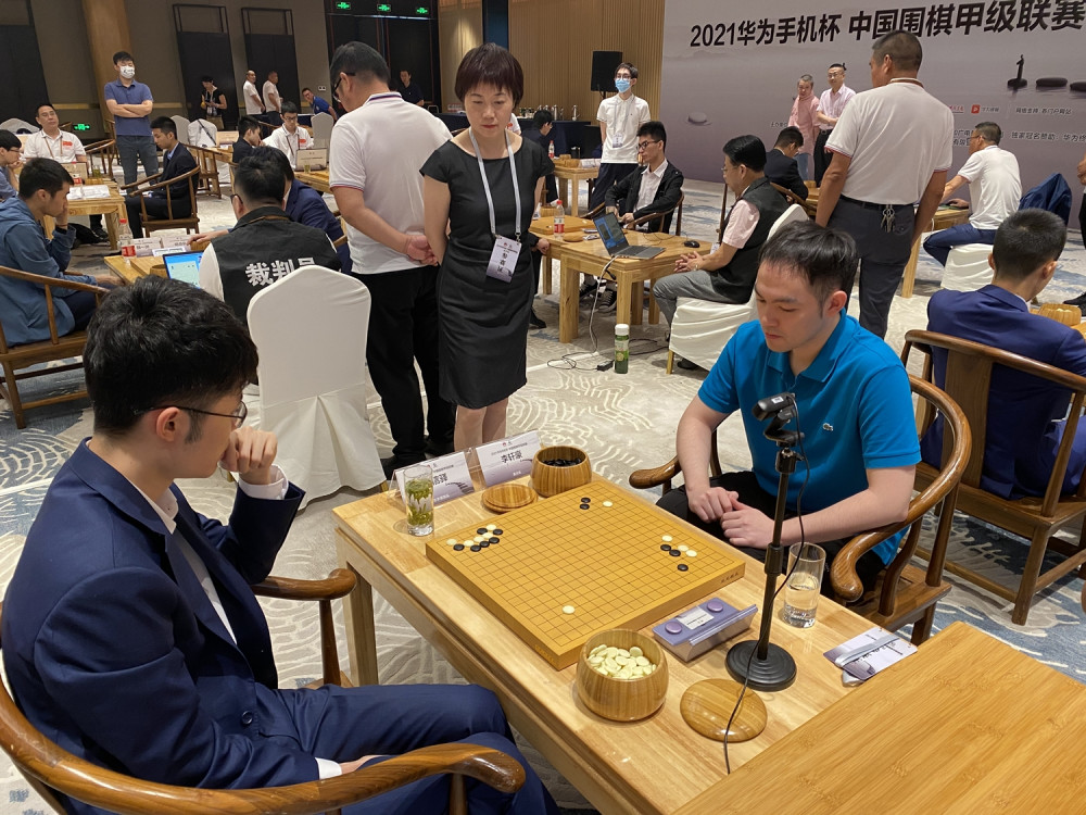 关于重庆男篮团结一心，取得关键胜利晋级下一轮的信息